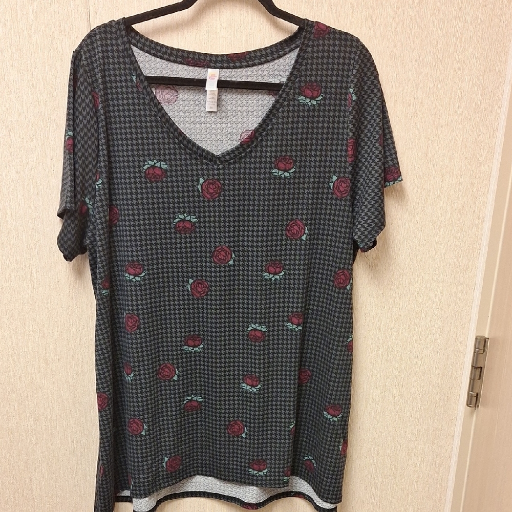 LuLaRoe Black and Burgundy Rose Short Sleeve Tee